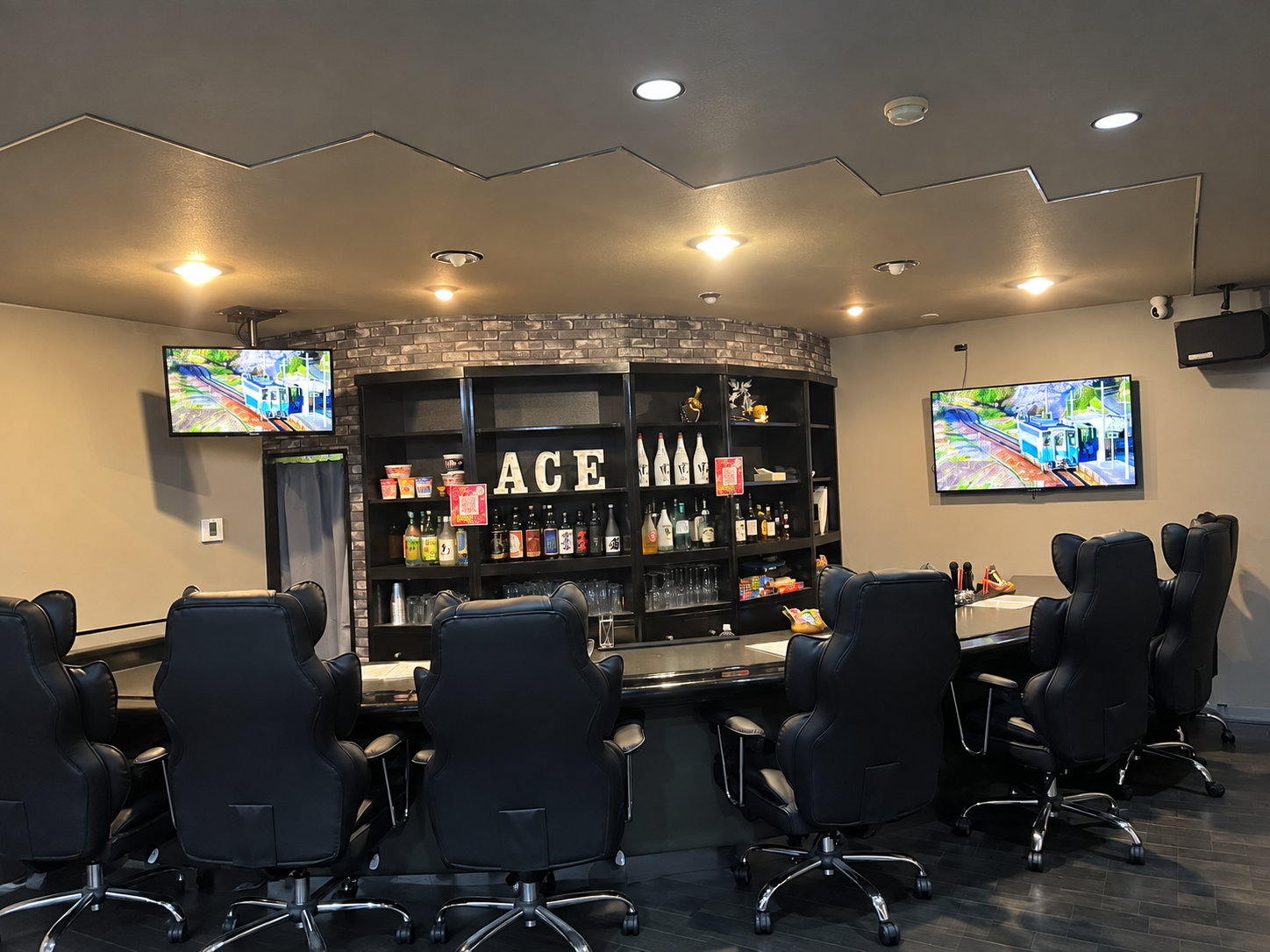 ACEのバーカウンター、落ち着いた照明のイメージ