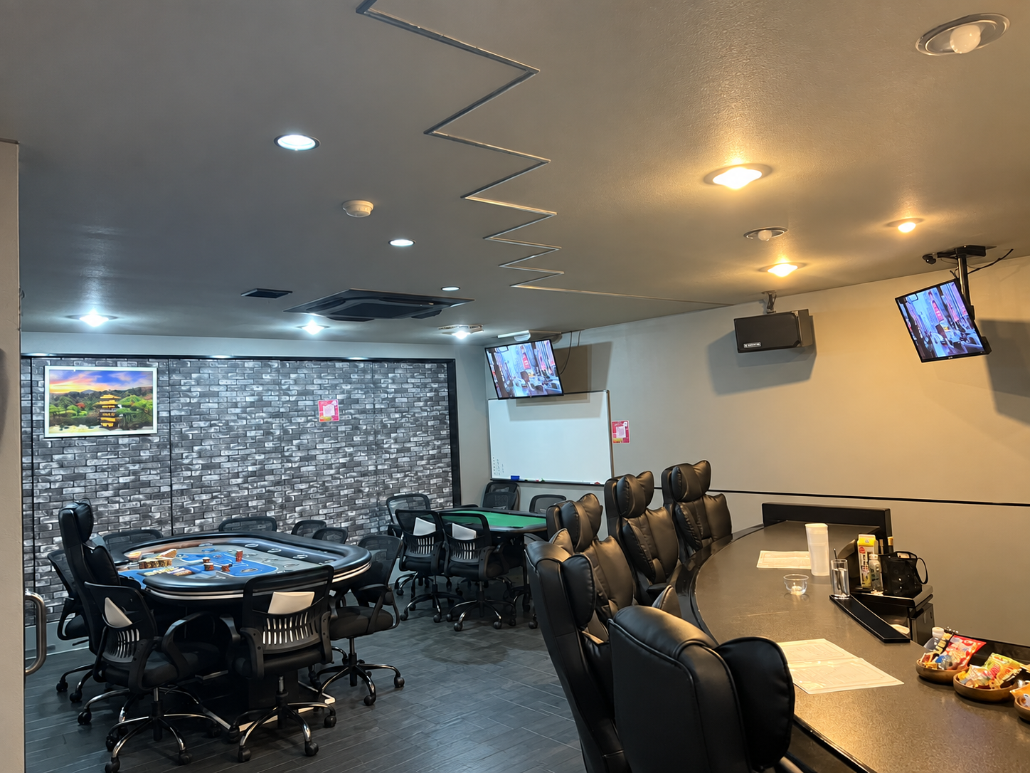 ACEの店内。ポーカーテーブルとバーカウンター